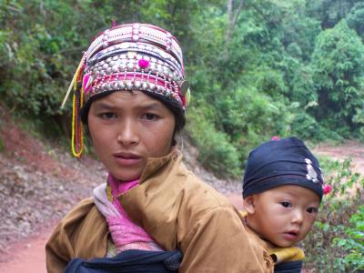 Femme a l enfant Hmong.jpg